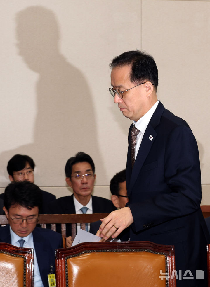[서울=뉴시스] 최진석 기자 = 이형일 부총리 겸 재정경제부 장관이 22일 여의도 국회에서 열린 제439회 국회(정기회) 재정경제기획위원회 제4차 전체회의에서 한국과 미합중국 간 전략적투자의 운영 및 관리를 위한 특별법에 따른 대미투자 사전 보고 관련 비공개 전환에 앞서 인사말을 위해 이동하고 있다. 2026.09.22. myjs@newsis.com