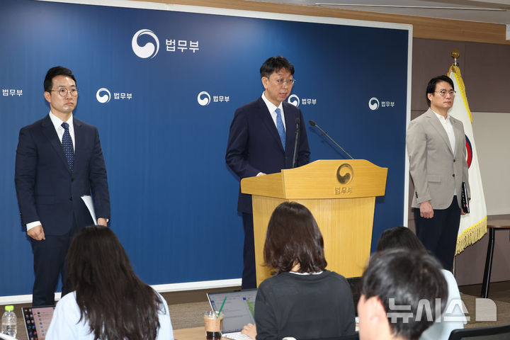 [과천=뉴시스] 고승민 기자 = 이응철 법무부 검찰국장이 22일 경기 과천 정부과천청사 법무부에서 공소청 직제안 관련 브리핑을 하고 있다. 2026.09.22. kkssmm99@newsis.com