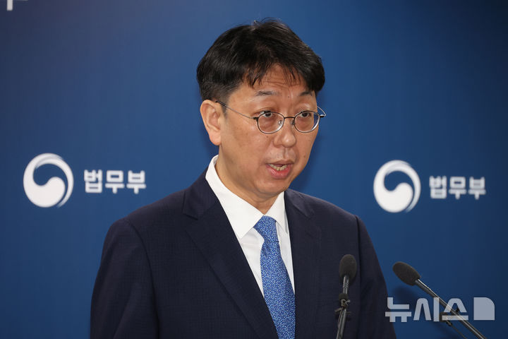 [과천=뉴시스] 고승민 기자 = 이응철 법무부 검찰국장이 22일 경기 과천 정부과천청사 법무부에서 공소청 직제안 관련 브리핑을 하고 있다. 2026.09.22. kkssmm99@newsis.com