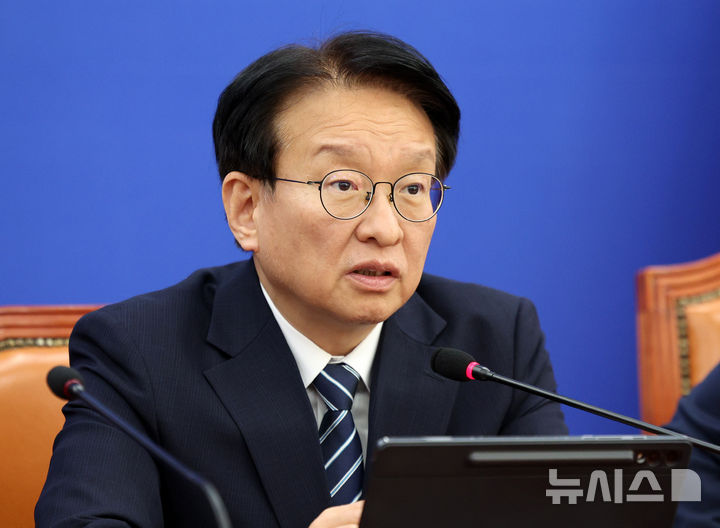 [서울=뉴시스] 고범준 기자 = 권칠승 더불어민주당 정책위의장이 22일 서울 여의도 국회에서 열린 원내대책회의에서 발언하고 있다. 2026.09.22. bjko@newsis.cocm