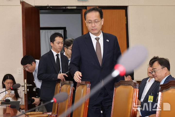 [서울=뉴시스] 최진석 기자 = 이형일 부총리 겸 재정경제부 장관이 22일 여의도 국회에서 열린 제439회 국회(정기회) 재정경제기획위원회 제4차 전체회의에 출석하고 있다. 2026.09.22. myjs@newsis.com