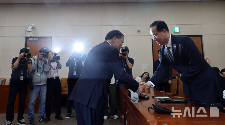 [서울=뉴시스] 최진석 기자 = 이형일 부총리 겸 재정경제부 장관이 22일 여의도 국회에서 열린 제439회 국회(정기회) 재정경제기획위원회 제4차 전체회의에 출석해 윤후덕 더불어민주당 의원과 악수하고 있다. 2026.09.22. myjs@newsis.com