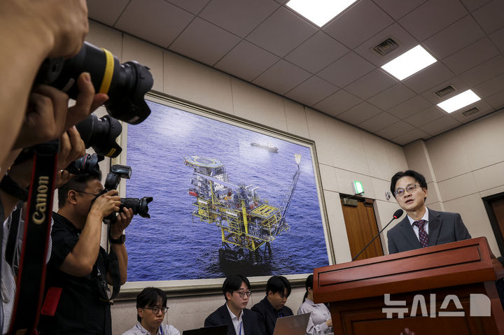 [서울=뉴시스] 정병혁 기자 = 김정관 산업통상부 장관이 22일 서울 여의도 국회에서 열린 산업통상자원중소벤처기업위원회 전체회의에서 대미투자 관련 보고를 하고 있다. 2026.09.22. jhope@newsis.com