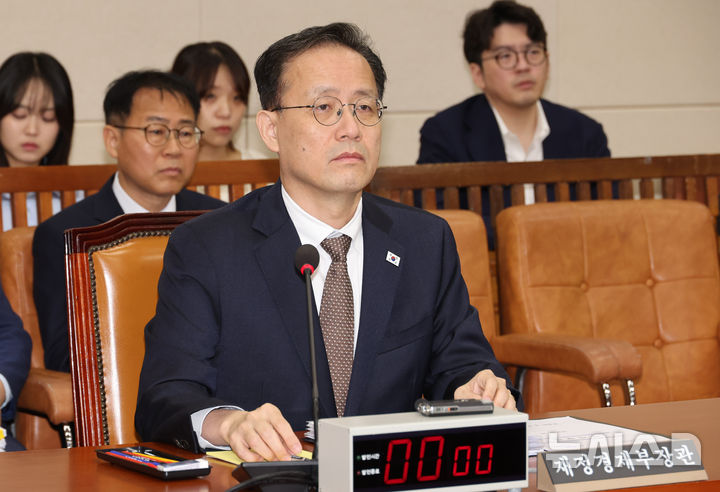 [서울=뉴시스] 최진석 기자 = 이형일 부총리 겸 재정경제부 장관이 22일 여의도 국회에서 열린 제439회 국회(정기회) 재정경제기획위원회 제4차 전체회의에 출석해 있다. 이날 정부의 대한민국과 미합중국 간 전략적투자의 운영 및 관리를 위한 특별법에 따른 대미투자 사전 보고는 비공개로 진행됐다. 2026.09.22. myjs@newsis.com
