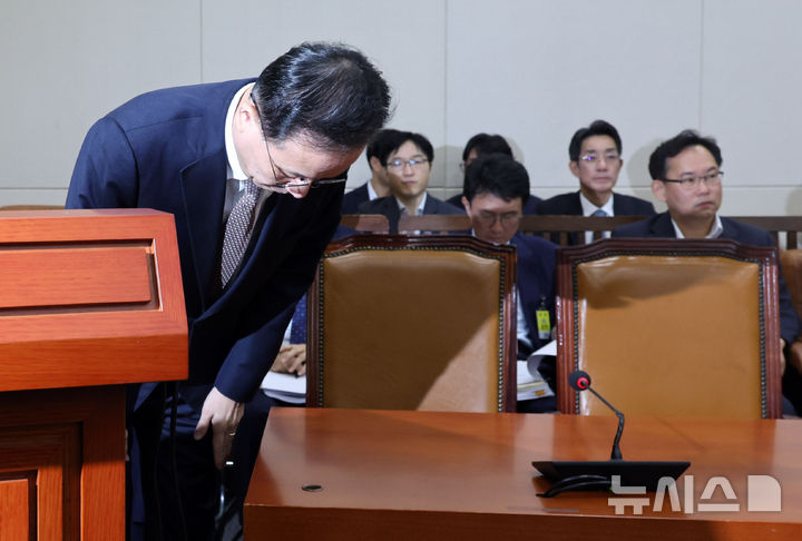 [서울=뉴시스] 최진석 기자 = 이형일 부총리 겸 재정경제부 장관이 22일 여의도 국회에서 열린 제439회 국회(정기회) 재정경제기획위원회 제4차 전체회의에서 인사말에 앞서 인사하고 있다. 2026.09.22. myjs@newsis.com