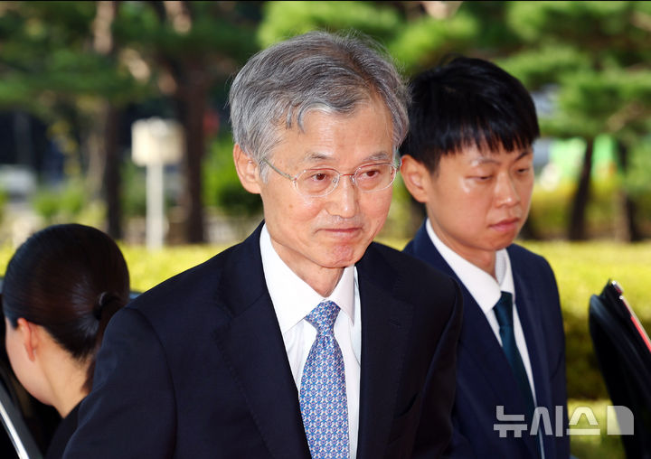 [서울=뉴시스] 전신 기자 = 조희대 대법원장이 22일 오전 서울 서초구 대법원 청사로 출근하고 있다. 2026.09.22. photo1006@newsis.com