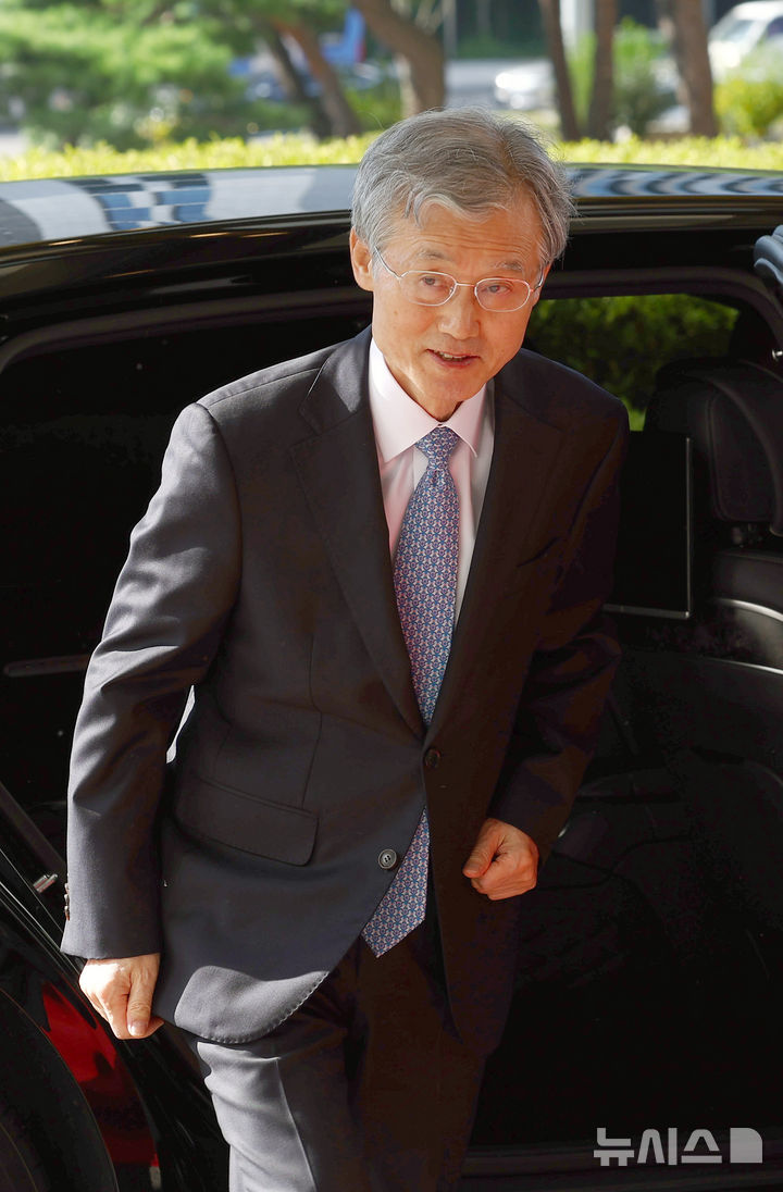 [서울=뉴시스] 전신 기자 = 조희대 대법원장이 22일 오전 서울 서초구 대법원 청사로 출근하고 있다. 2026.09.22. photo1006@newsis.com