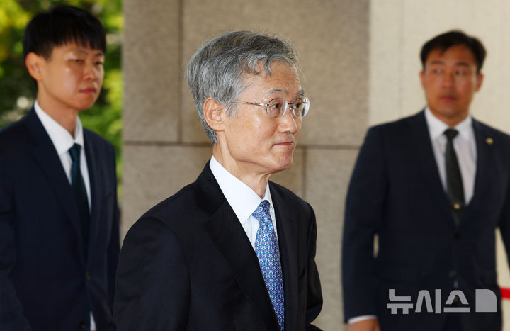[서울=뉴시스] 전신 기자 = 조희대 대법원장이 22일 오전 서울 서초구 대법원 청사로 출근하고 있다. 2026.09.22. photo1006@newsis.com