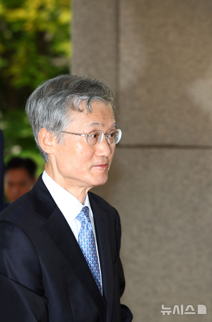 [서울=뉴시스] 전신 기자 = 조희대 대법원장이 22일 오전 서울 서초구 대법원 청사로 출근하고 있다. 2026.09.22. photo1006@newsis.com