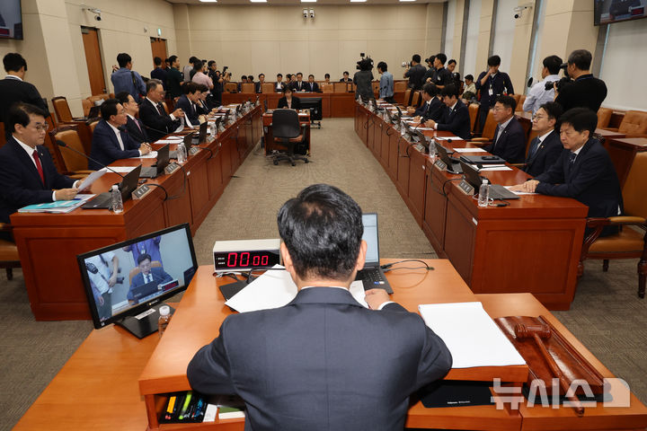 [서울=뉴시스] 최진석 기자 = 22일 여의도 국회에서 제439회 국회(정기회) 재정경제기획위원회 제4차 전체회의가 열리고 있다. 이날 정부의 대한민국과 미합중국 간 전략적투자의 운영 및 관리를 위한 특별법에 따른 대미투자 사전 보고는 비공개로 진행됐다. 2026.09.22. myjs@newsis.com