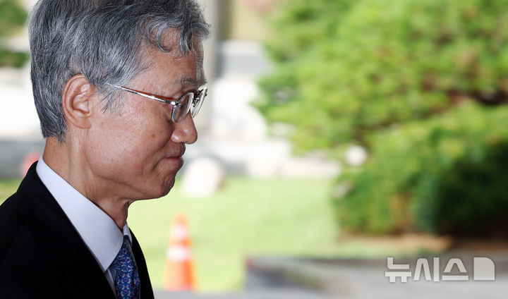 [서울=뉴시스] 전신 기자 = 조희대 대법원장이 22일 오전 서울 서초구 대법원 청사로 출근하고 있다. 2026.09.22. photo1006@newsis.com