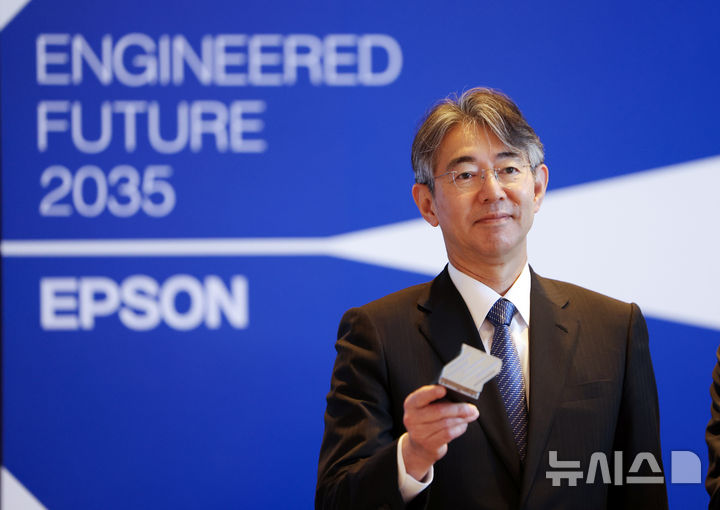 [서울=뉴시스] 김명년 기자 = 요시다 준키치 세이코 엡손 대표가 22일 서울 강남구 그랜드 인터컨티넨탈 서울 파르나스에서 열린 한국엡손 창립 30주년 기자간담회에 앞서 포즈를 취하고 있다. 2026.09.22. kmn@newsis.com