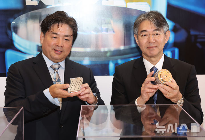 [서울=뉴시스] 김명년 기자 = 요시다 준키치 세이코 엡손 대표(오른쪽)와 모로후시 준 한국엡손 대표가 22일 서울 강남구 그랜드 인터컨티넨탈 서울 파르나스에서 열린 한국엡손 창립 30주년 기자간담회에 앞서 포즈를 취하고 있다. 2026.09.22. kmn@newsis.com