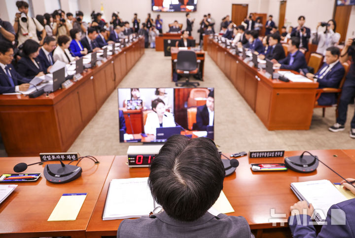 [서울=뉴시스] 정병혁 기자 = 김정관 산업통상부 장관이 22일 서울 여의도 국회에서 열린 산업통상자원중소벤처기업위원회 전체회의에 참석하고 있다. 2026.09.22. jhope@newsis.com