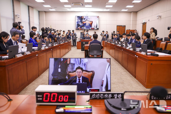 [서울=뉴시스] 정병혁 기자 = 김성원 국회 산업통상자원중소벤처기업위원장이 22일 서울 여의도 국회에서 열린 산업통상자원중소벤처기업위원회 전체회의에서 의사봉을 두드리고 있다. 2026.09.22. jhope@newsis.com