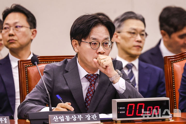 [서울=뉴시스] 정병혁 기자 = 김정관 산업통상부 장관이 22일 서울 여의도 국회에서 열린 산업통상자원중소벤처기업위원회 전체회의에서 기침을 하고 있다. 2026.09.22. jhope@newsis.com