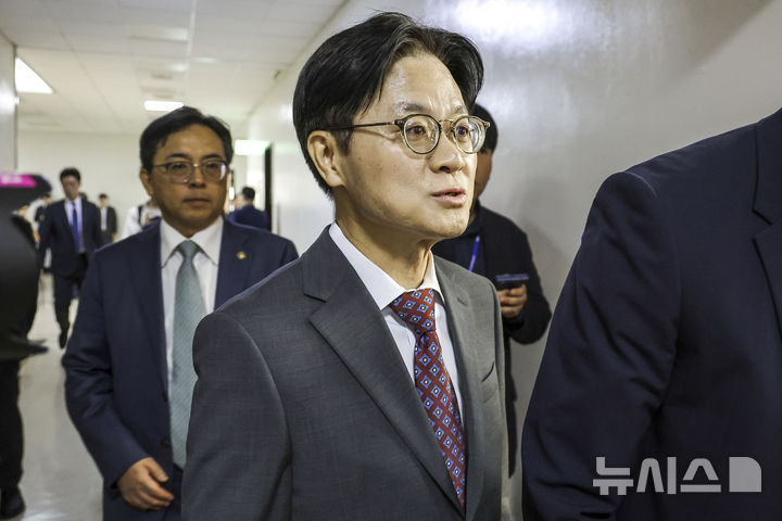 [서울=뉴시스] 정병혁 기자 = 김정관 산업통상부 장관과 박정성 산업통상부 통상교섭본부장이 22일 서울 여의도 국회에서 열린 산업통상자원중소벤처기업위원회 전체회의에 참석하고 있다. 2026.09.22. jhope@newsis.com