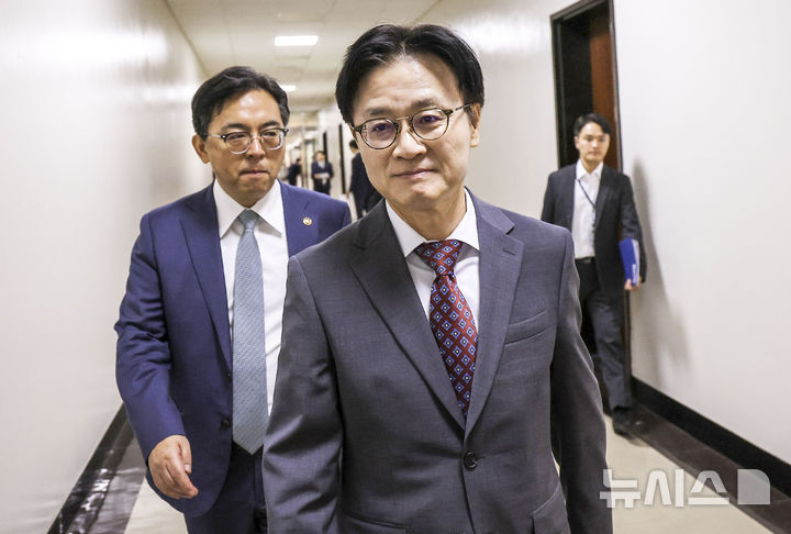 [서울=뉴시스] 정병혁 기자 = 김정관 산업통상부 장관과 박정성 산업통상부 통상교섭본부장이 22일 서울 여의도 국회에서 열린 산업통상자원중소벤처기업위원회 전체회의에 참석하고 있다. 2026.09.22. jhope@newsis.com