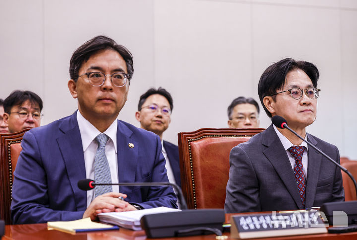 [서울=뉴시스] 정병혁 기자 = 김정관 산업통상부 장관과 박정성 산업통상부 통상교섭본부장이 22일 서울 여의도 국회에서 열린 산업통상자원중소벤처기업위원회 전체회의에 참석하고 있다. 2026.09.22. jhope@newsis.com