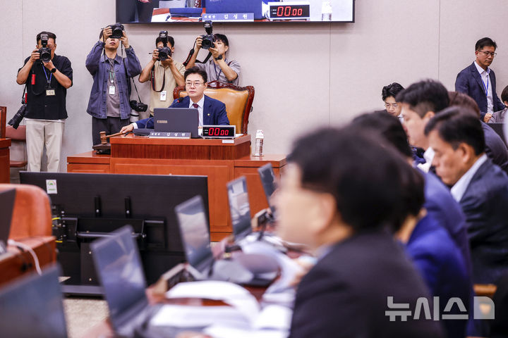 [서울=뉴시스] 정병혁 기자 = 김성원 국회 산업통상자원중소벤처기업위원장이 22일 서울 여의도 국회에서 열린 산업통상자원중소벤처기업위원회 전체회의에서 의사봉을 두드리고 있다. 2026.09.22. jhope@newsis.com