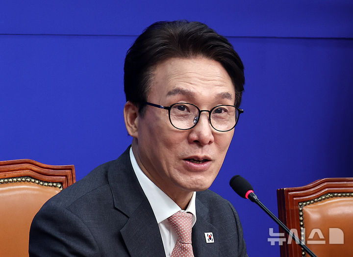 [서울=뉴시스] 최진석 기자 = 김민석 더불어민주당 대표가 22일 여의도 국회에서 열린 AI시대 품격사회·격차해소 민생안정 추진위원회 출범식에서 발언하고 있다. 2026.09.22. myjs@newsis.com