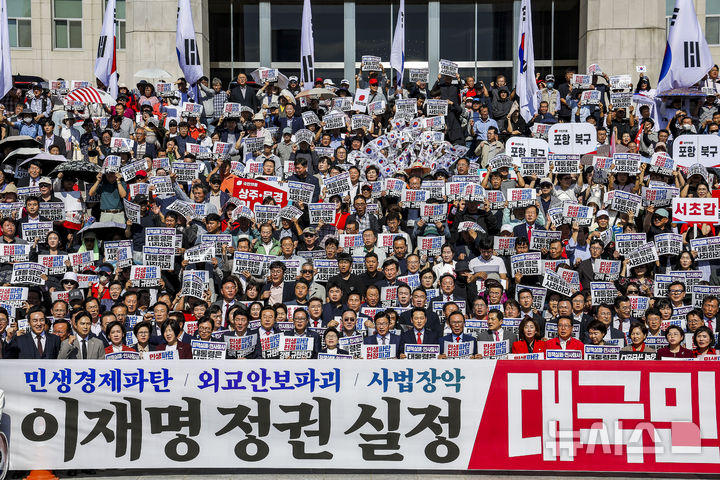 [서울=뉴시스] 정병혁 기자 = 장동혁 국민의힘 대표를 비롯한 참가자들이 22일 서울 여의도 국회 본관 계단에서 열린 이재명 정권 실정 대국민 보고대회에서 피켓을 들고 구호를 외치고 있다. 2026.09.22. jhope@newsis.com