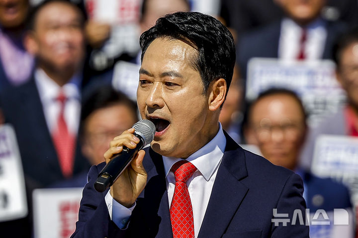 [서울=뉴시스] 정병혁 기자 = 장동혁 국민의힘 대표가 22일 서울 여의도 국회 본관 계단에서 열린 이재명 정권 실정 대국민 보고대회에서 발언하고 있다. 2026.09.22. jhope@newsis.com