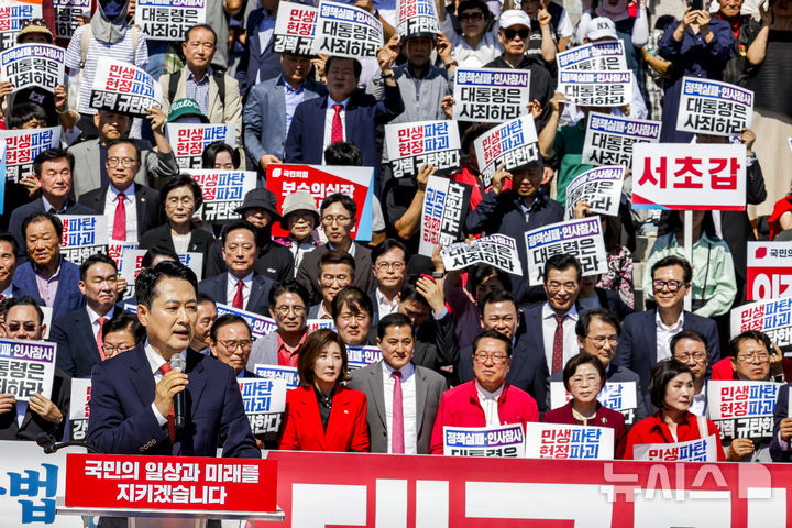 [서울=뉴시스] 정병혁 기자 = 장동혁 국민의힘 대표가 22일 서울 여의도 국회 본관 계단에서 열린 이재명 정권 실정 대국민 보고대회에서 발언하고 있다. 2026.09.22. jhope@newsis.com