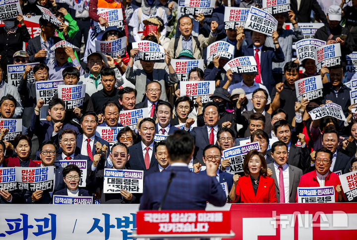 [서울=뉴시스] 정병혁 기자 = 정점식 국민의힘 원내대표가 22일 서울 여의도 국회 본관 계단에서 열린 이재명 정권 실정 대국민 보고대회에서 발언하고 있다. 2026.09.22. jhope@newsis.com