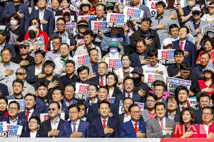[서울=뉴시스] 정병혁 기자 = 장동혁 국민의힘 대표를 비롯한 참가자들이 22일 서울 여의도 국회 본관 계단에서 열린 이재명 정권 실정 대국민 보고대회에서 국민의례를 하고 있다. 2026.09.22. jhope@newsis.com