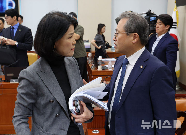 [서울=뉴시스] 고범준 기자 = 송기헌 국회 과학기술정보방송통신위원회 위원장과 이진숙 국민의힘 의원이 22일 서울 여의도 국회에서 열린 과학기술정보방송통신위원회 전체회의가 산회된 후 대화하고 있다. 2026.09.22. bjko@newsis.com