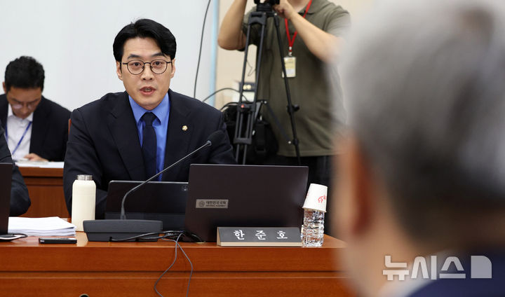 [서울=뉴시스] 고범준 기자 = 한준호 더불어민주당 간사가 22일 서울 여의도 국회에서 열린 과학기술정보방송통신위원회 전체회의에서 김장겸 국민의힘 의원과 언쟁을 벌이고 있다. 2026.09.22. bjko@newsis.com