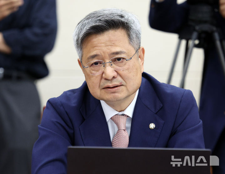 [서울=뉴시스] 고범준 기자 = 김장겸 국민의힘 의원이 22일 서울 여의도 국회에서 열린 과학기술정보방송통신위원회 전체회의에서 발언하고 있다. 2026.09.22. bjko@newsis.com