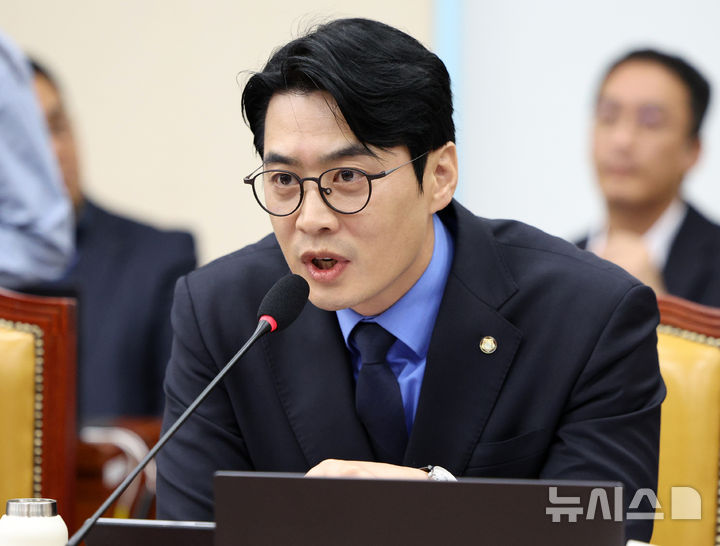 [서울=뉴시스] 고범준 기자 = 한준호 더불어민주당 간사가 22일 서울 여의도 국회에서 열린 과학기술정보방송통신위원회 전체회의에서 발언하고 있다. 2026.09.22. bjko@newsis.com
