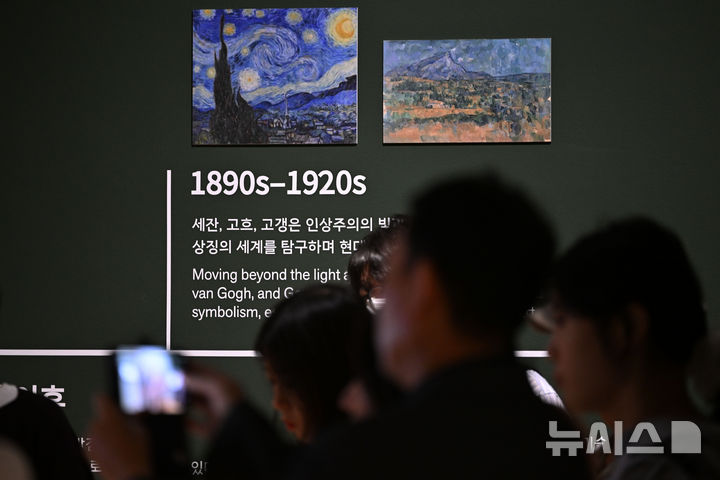 [전남광주=뉴시스] 이영주 기자 = 22일 오전 전남광주 동구 국립아시아문화전당 문화창조원 6관에서 '인상파, 찬란한 순간들: 모네, 르누아르, 반 고흐 그리고 세잔' 특별전 프레스투어가 진행되고 있다. 2026.09.22. leeyj2578@newsis.com