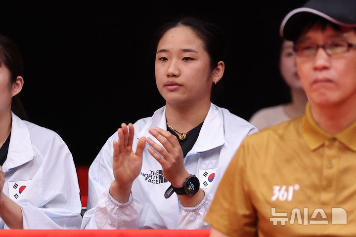 [이치노미야(일본)=뉴시스] 황준선 기자 = 22일(현지시간) 일본 아이치현 이치노미야시립 종합체육관에서 열린 2026 아이치·나고야 아시안게임 배드민턴 여자 단체 8강전 대한민국과 말레이시아의 경기, 한국 안세영이 경기를 지켜보고 있다. 2026.09.22. hwang@newsis.com