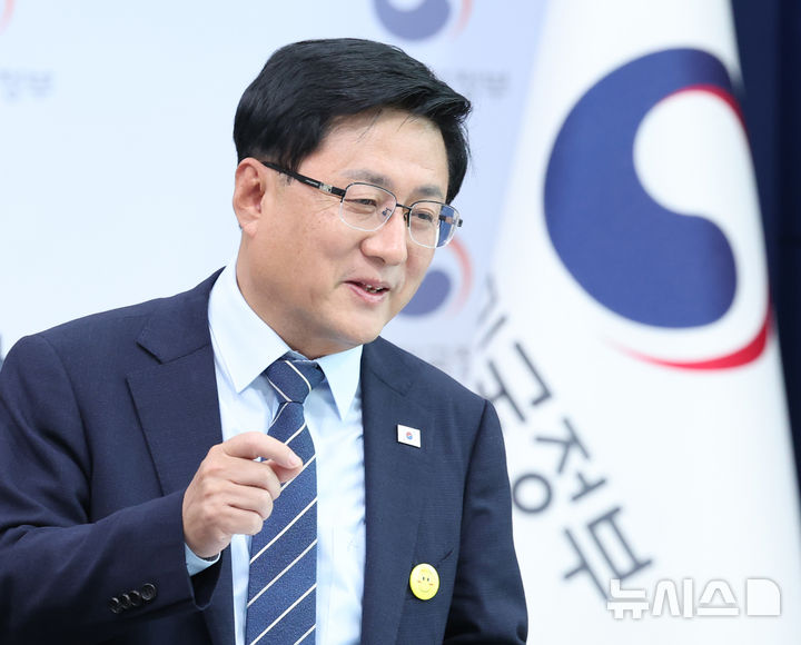 [서울=뉴시스] 조수정 기자 = 김성환 기후에너지환경부 장관이 22일 오후 서울 종로구 정부서울청사 별관에서 원전 공론화 추진계획을 발표하기 앞서 기자들과 대화하고 있다. 2026.09.22. chocrystal@newsis.com