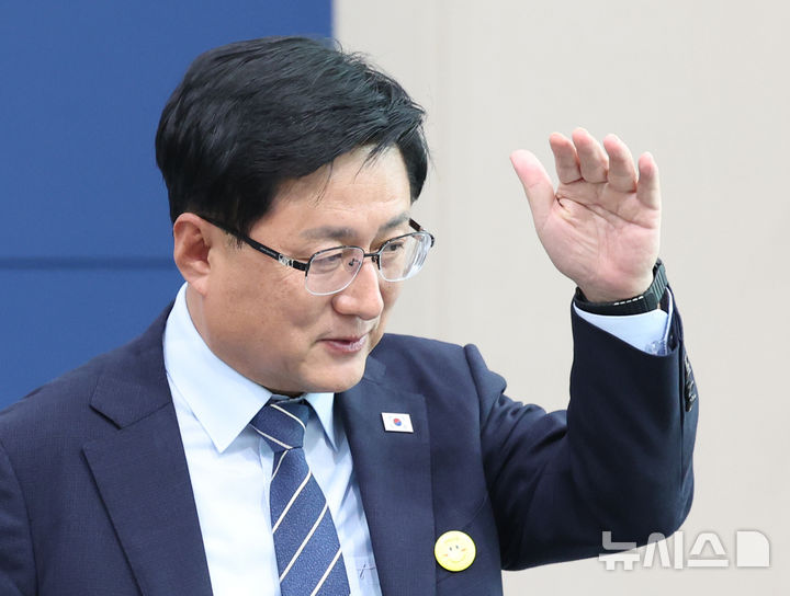 [서울=뉴시스] 조수정 기자 = 김성환 기후에너지환경부 장관이 22일 오후 서울 종로구 정부서울청사 별관에서 원전 공론화 추진계획을 발표하기 앞서 기자들과 대화하고 있다. 2026.09.22. chocrystal@newsis.com