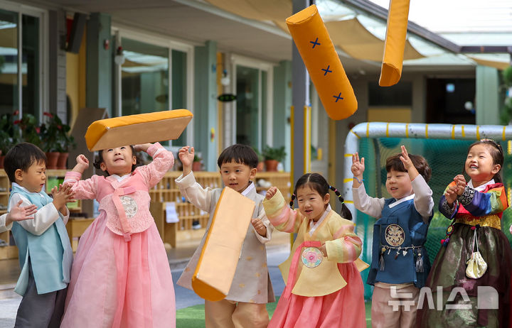 [대구=뉴시스] 이무열 기자 = 추석 연휴를 이틀 앞둔 22일 대구 북구 대원유치원에서 열린 추석맞이 전통놀이 체험행사에서 원생들이 윷놀이를 하고 있다. 2026.09.22. lmy@newsis.com