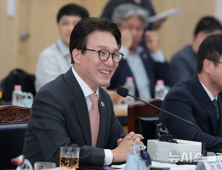 [인천=뉴시스] 전진환 기자 = 김민석 더불어민주당 대표가 22일 인천시 남동구 인천시청 대회의실에서 열린 2026 더불어민주당-인천광역시 예산정책협의회에서 인사말을 하고 있다. 2026.09.22. amin2@newsis.com
