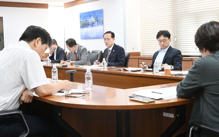 [서울=뉴시스] 이형일 부총리 겸 재정경제부 장관이 22일 서울 종로구 정부서울청사에서 재정경제부 주요간부회의를 주재하고 있다. (사진=재경부 제공) 2026.09.22. photo@newsis.com *재판매 및 DB 금지