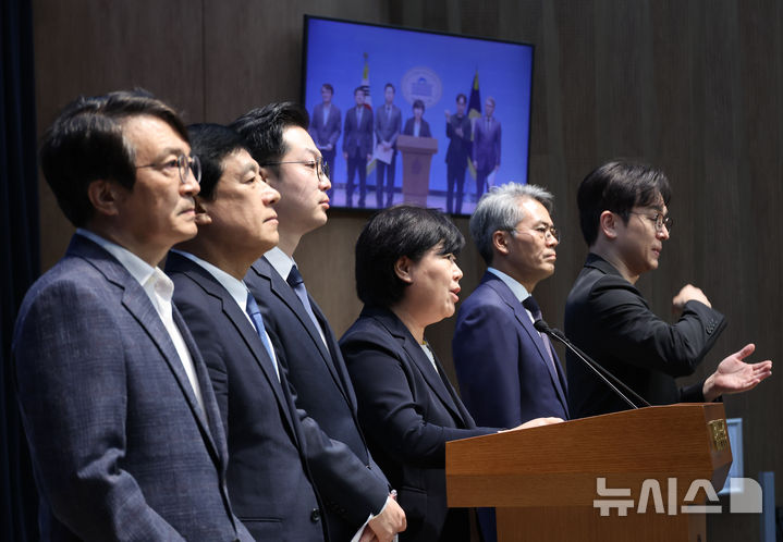 [서울=뉴시스] 최진석 기자 = 서영교 국회 법제사법위원회 간사를 비롯한 더불어민주당·조국혁신당·진보당 법사위 소속 의원들이 22일 여의도 국회 소통관에서 조희대 대법원장 대법관 재제청 거부 관련 기자회견을 하고 있다. 2026.09.22. myjs@newsis.com