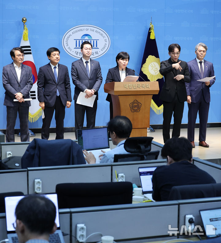 [서울=뉴시스] 최진석 기자 = 서영교 국회 법제사법위원회 간사를 비롯한 더불어민주당·조국혁신당·진보당 법사위 소속 의원들이 22일 여의도 국회 소통관에서 조희대 대법원장 대법관 재제청 거부 관련 기자회견을 하고 있다. 2026.09.22. myjs@newsis.com