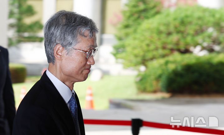 [서울=뉴시스] 전신 기자 = 조희대 대법원장이 22일 오전 서울 서초구 대법원 청사로 출근하고 있다. 2026.09.22. photo1006@newsis.com
