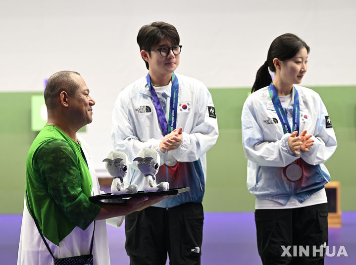 [나고야=AP/뉴시스]사격 반효진-박하준, 공기소총 혼성 단체전 은메달. 2026.09.22.