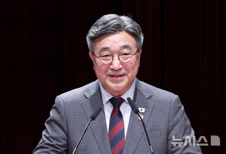 [서울=뉴시스] 조수정 기자 = 윤호중 행정안전부 장관이 22일 오후 서울 종로구 정부서울청사 별관에서 열린 2026년 제3차 정부혁신포럼 '복합위기 시대 대응을 위한 사회적가치의 제도화 방안'에서 환영사를 하고 있다. 2026.09.22. chocrystal@newsis.com
