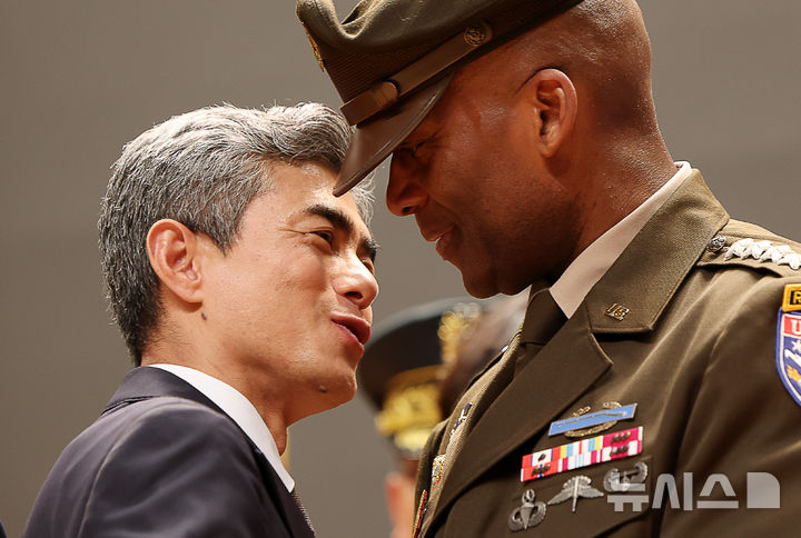 [서울=뉴시스] 김명년 기자 = 강신철 신임 국방부 장관이 22일 오후 서울 용산구 국방부에서 열린 제51대·52대 국방부장관 이·취임식에서 제이비어 브런슨 주한미군사령관과 인사를 나누고 있다. 2026.09.22. kmn@newsis.com