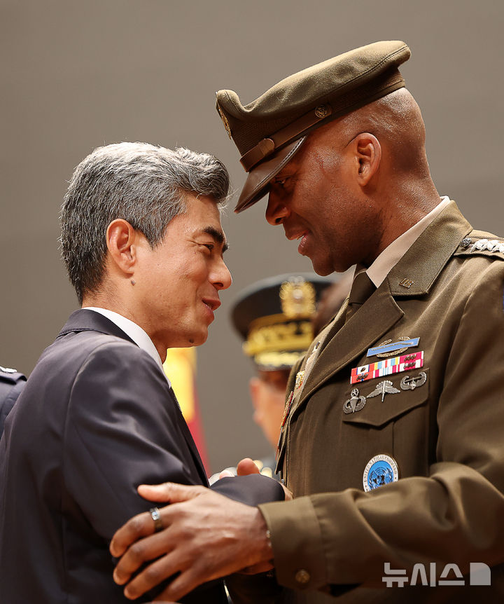 [서울=뉴시스] 김명년 기자 = 강신철 신임 국방부 장관이 22일 오후 서울 용산구 국방부에서 열린 제51대·52대 국방부장관 이·취임식에서 제이비어 브런슨 주한미군사령관과 인사를 나누고 있다. 2026.09.22. kmn@newsis.com