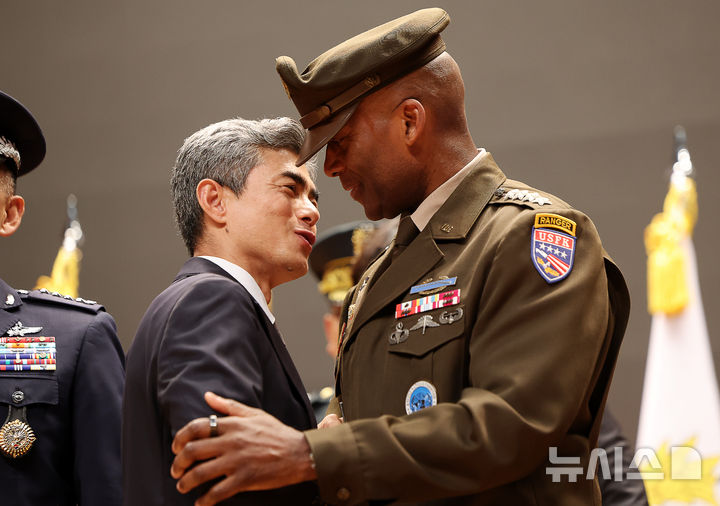 [서울=뉴시스] 김명년 기자 = 강신철 신임 국방부 장관이 22일 오후 서울 용산구 국방부에서 열린 제51대·52대 국방부장관 이·취임식에서 제이비어 브런슨 주한미군사령관과 인사를 나누고 있다. 2026.09.22. kmn@newsis.com