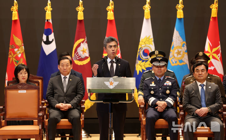 [서울=뉴시스] 김명년 기자 = 강신철 신임 국방부 장관이 22일 오후 서울 용산구 국방부에서 열린 제51대·52대 국방부장관 이·취임식에서 취임사를 하고 있다. 2026.09.22. kmn@newsis.com